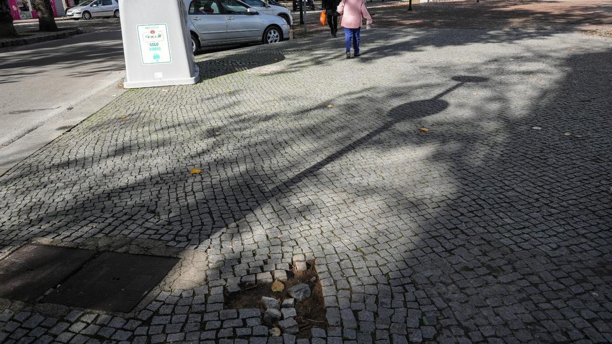 Adoquines levantados en la plaza de puerta del Pilar, este lunes.