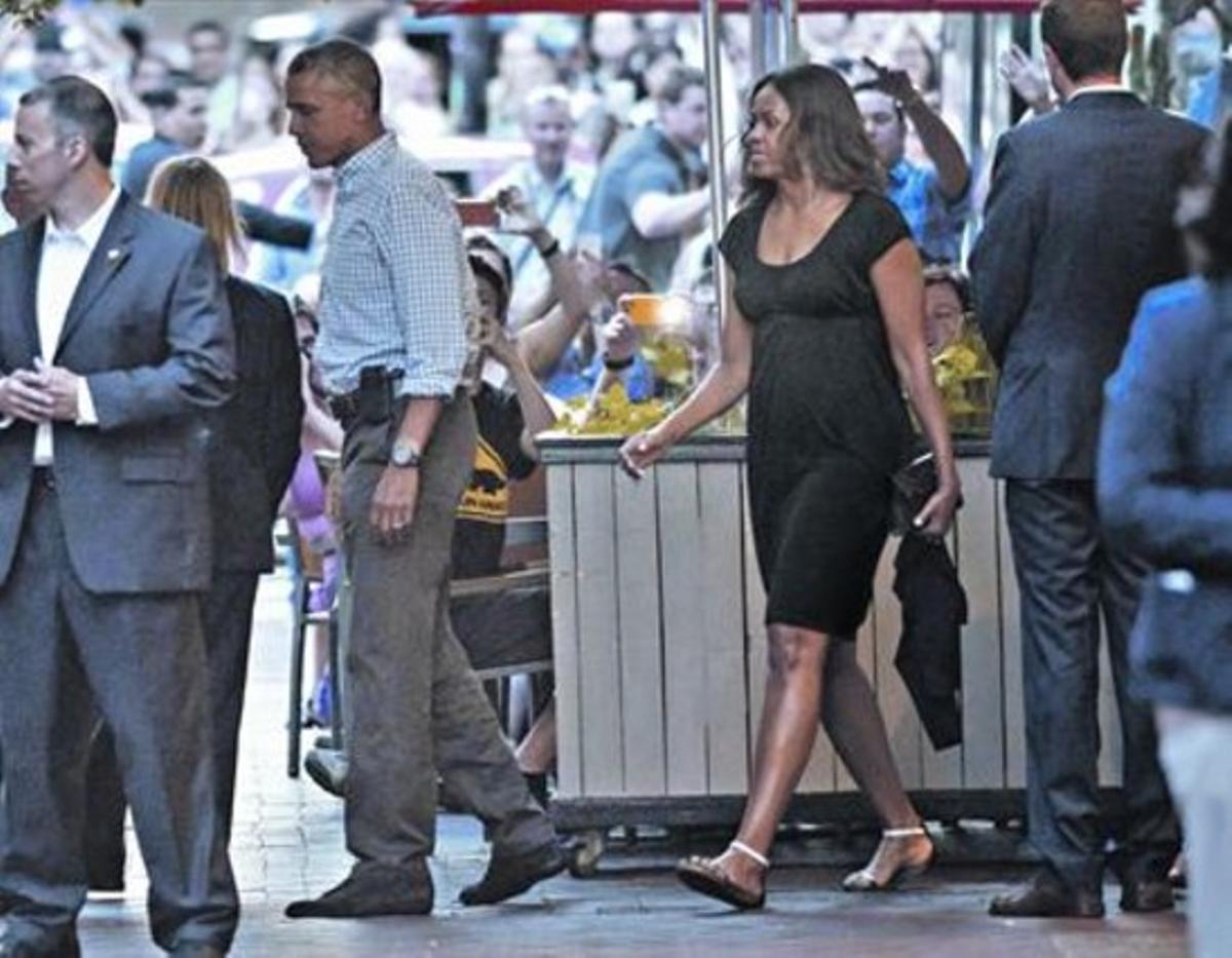 Obama i la seva dona, Michelle, surten d’un restaurant, a Washington.