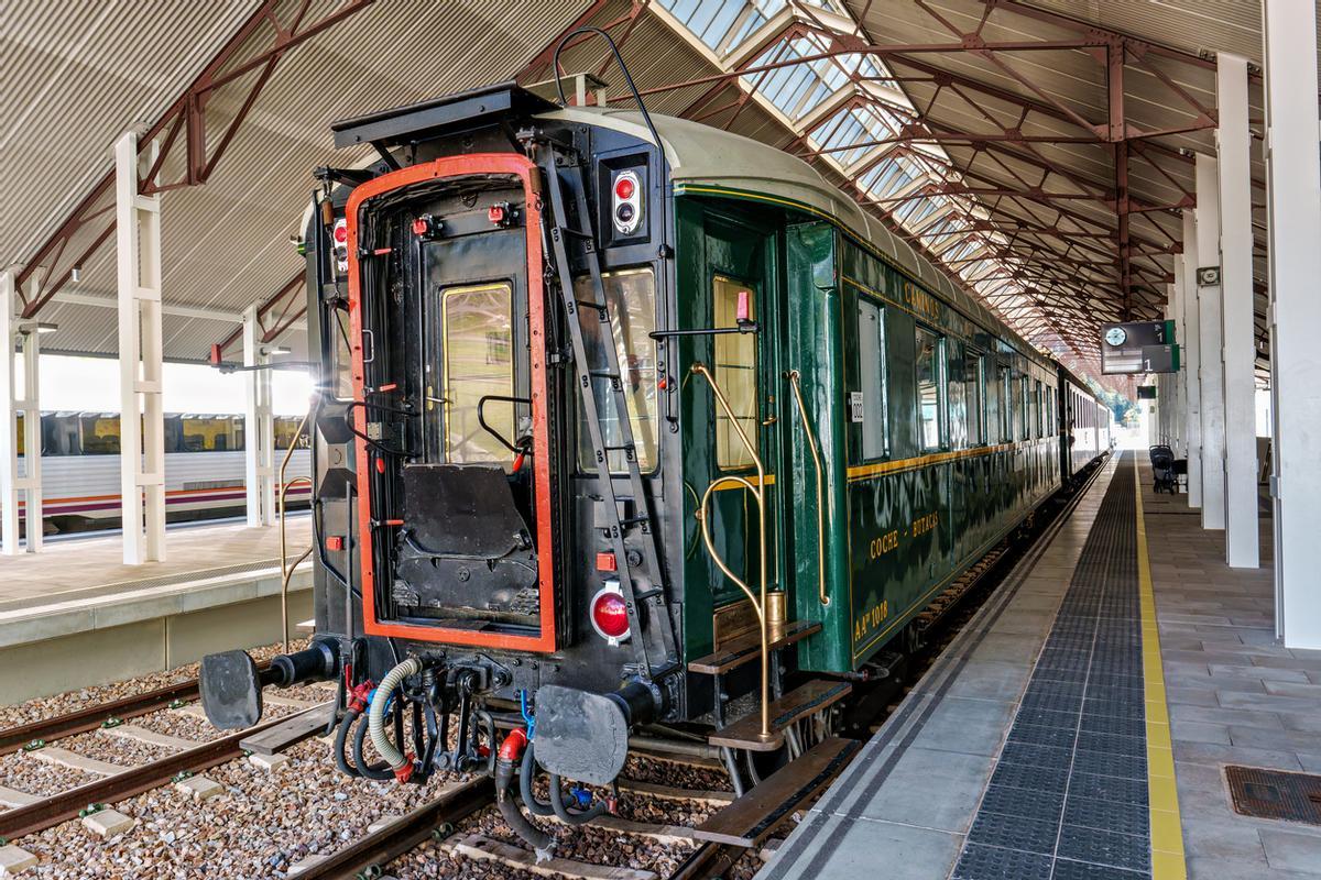 La estación de Canfranc es una estación de tren histórica.