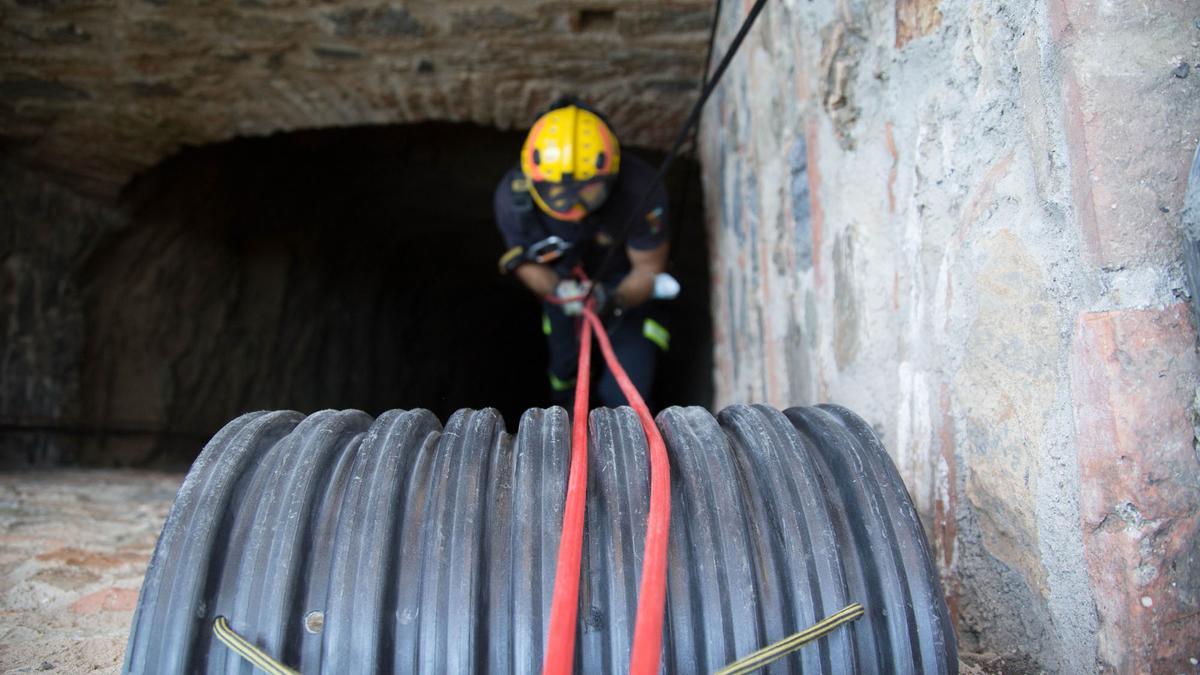 Los bomberos  inspeccionan dos pozos en la Alcazaba y Gibralfaro. Foto: Alejandro Santana Almendro