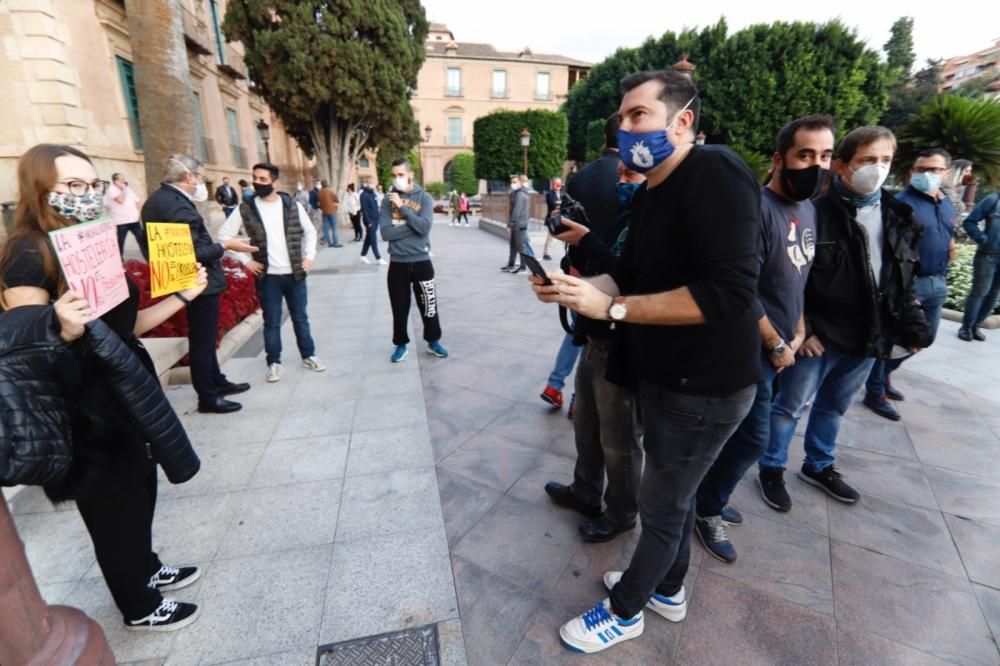 Hosteleros protestan en Murcia por el cierre de bares