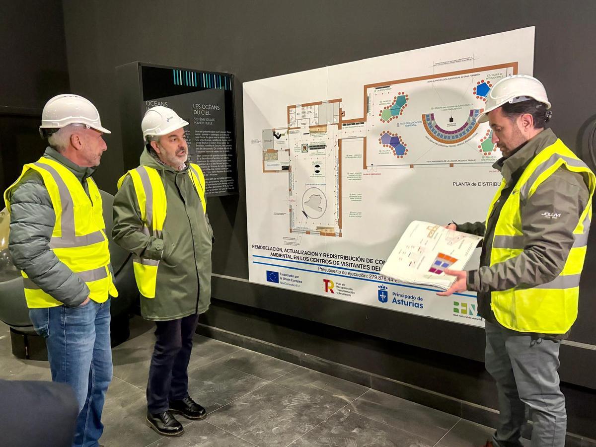 David Villar, a la derecha, explica a Alejandro Calvo y Marcelino Martínez las obras que se ejecutan en la Casa del Agua de Rioseco, en Sobrescobio