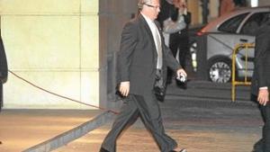 El juez Baltasar Garzón sale de la Audiencia Nacional tras redactar el auto de la operación Pretoria, el viernes por la noche.