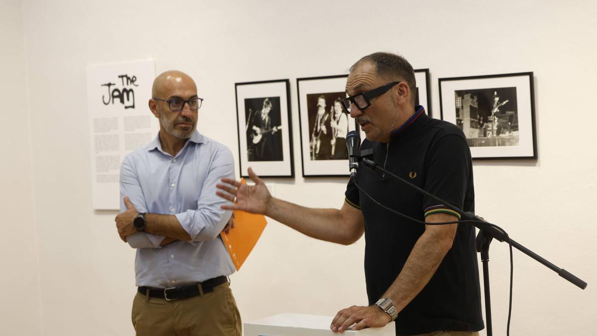 El presidente de Divertia, Oliver Suárez -izquierda-, en su último acto antes de ser cesado, en la presentación del Ye-Yé 2026 con Félix Domínguez.