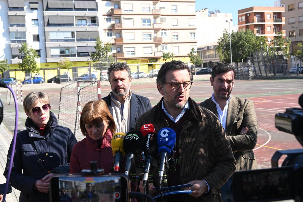 El alcalde, Pablo Ruz, con miembros del equipo de gobierno presentando la reforma del pabellón deportivo