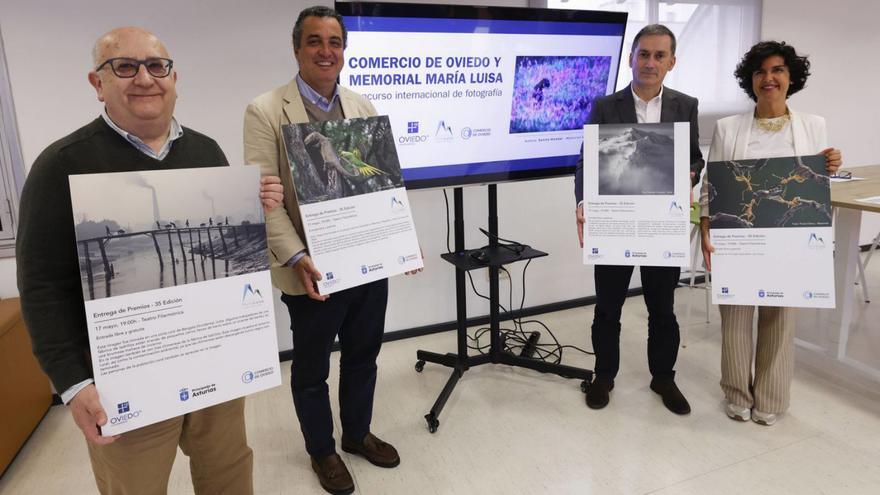 Los representantes de Comercio de Oviedo Luis Bobes y Nacho del Río, el presidente del Memorial «María Luisa», Román Benito, y la presidenta de la Unión de Comerciantes, Sara Menéndez. | LUISMA MURIAS