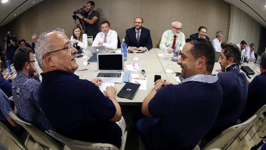 Sindicalistas y empresarios durante la reunión celebrada esta tarde.