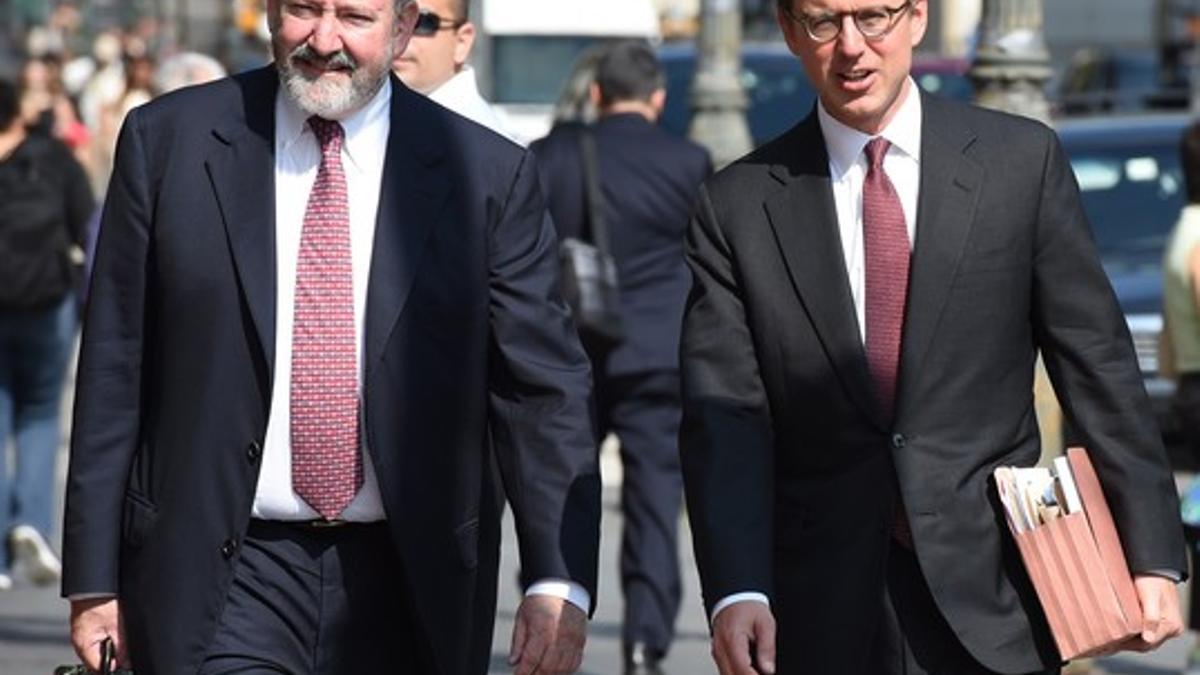 Los abogados del Gobierno argentino, Carmine Boccuzzi (derecha) y Jonathan Blackman, llegan al tribunal de Nueva York.