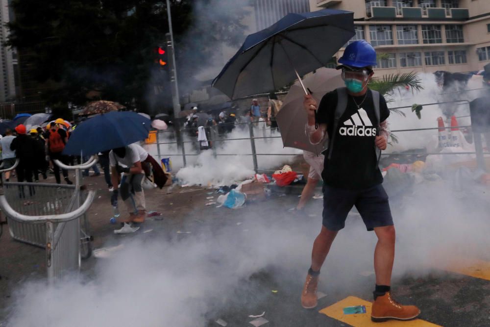 Miles de manifestantes paralizan Hong Kong