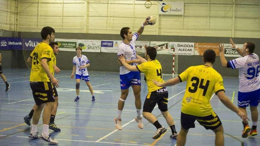 Una acción del partido de ayer del Toscaf Atlética Avilesina en La Magdalena.