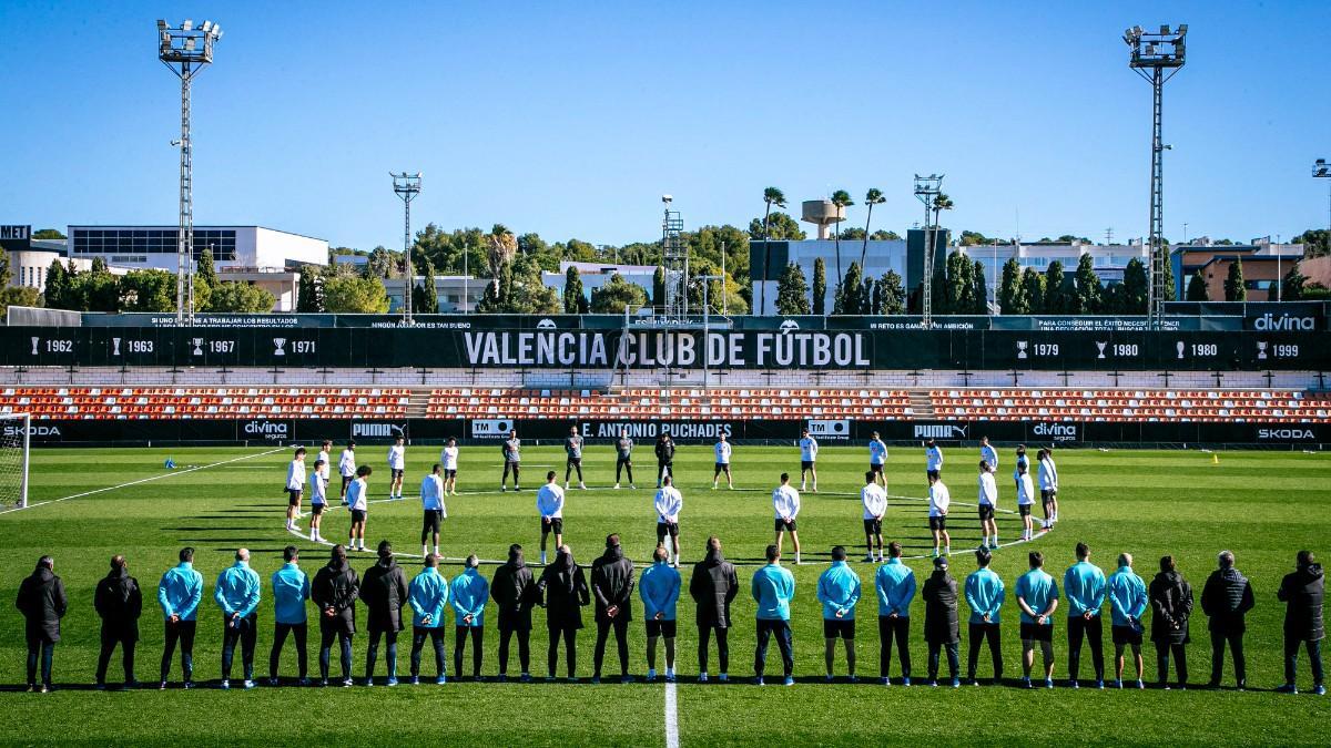 Minuto de silencio del primer equipo valenciano por las víctimas del incendio