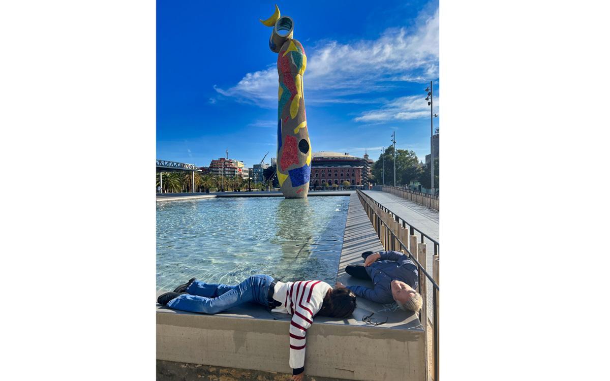 Con ‘Dona i ocell’ de fondo, en el parque de Joan Miró (Barcelona).