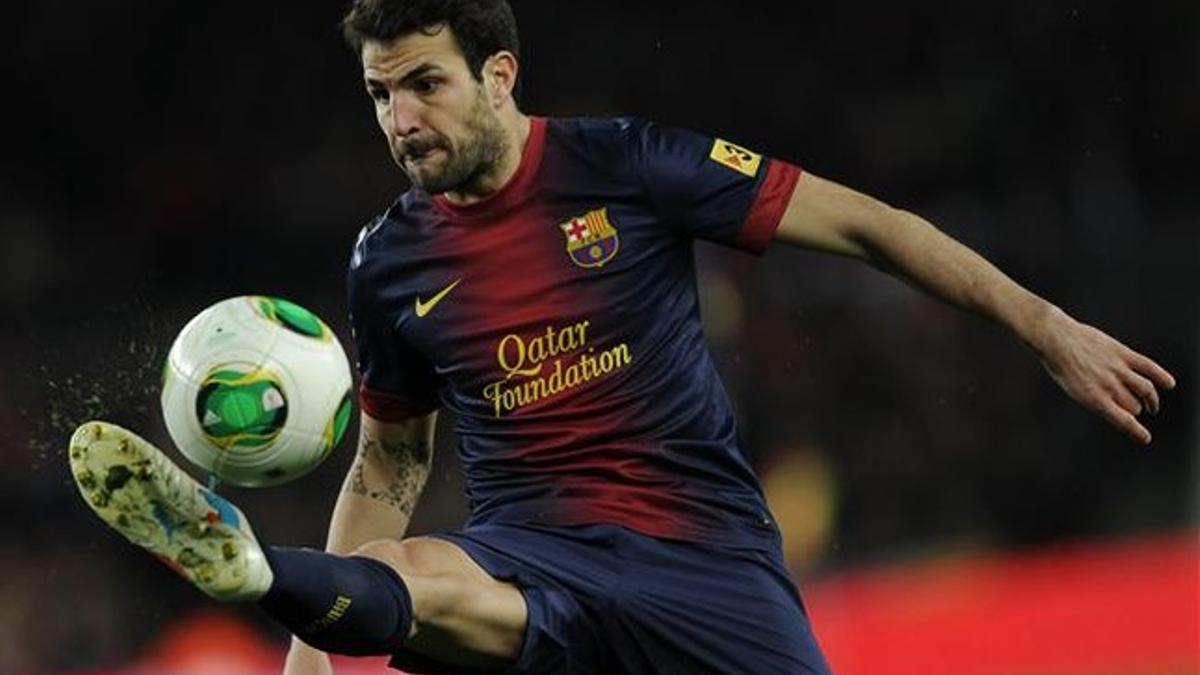 Cesc intenta controlar un balón.