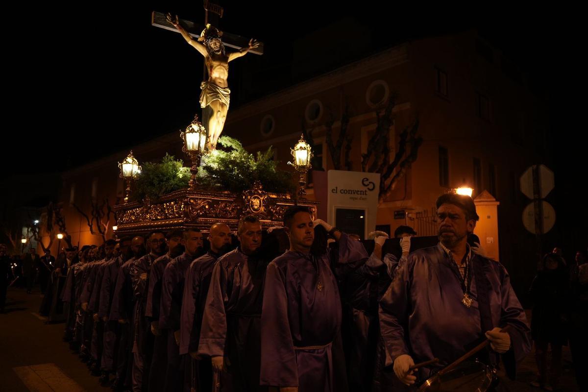 Las calles del barrio del Hospital acogieron en la medianoche del jueves la procesión del Silencio.
