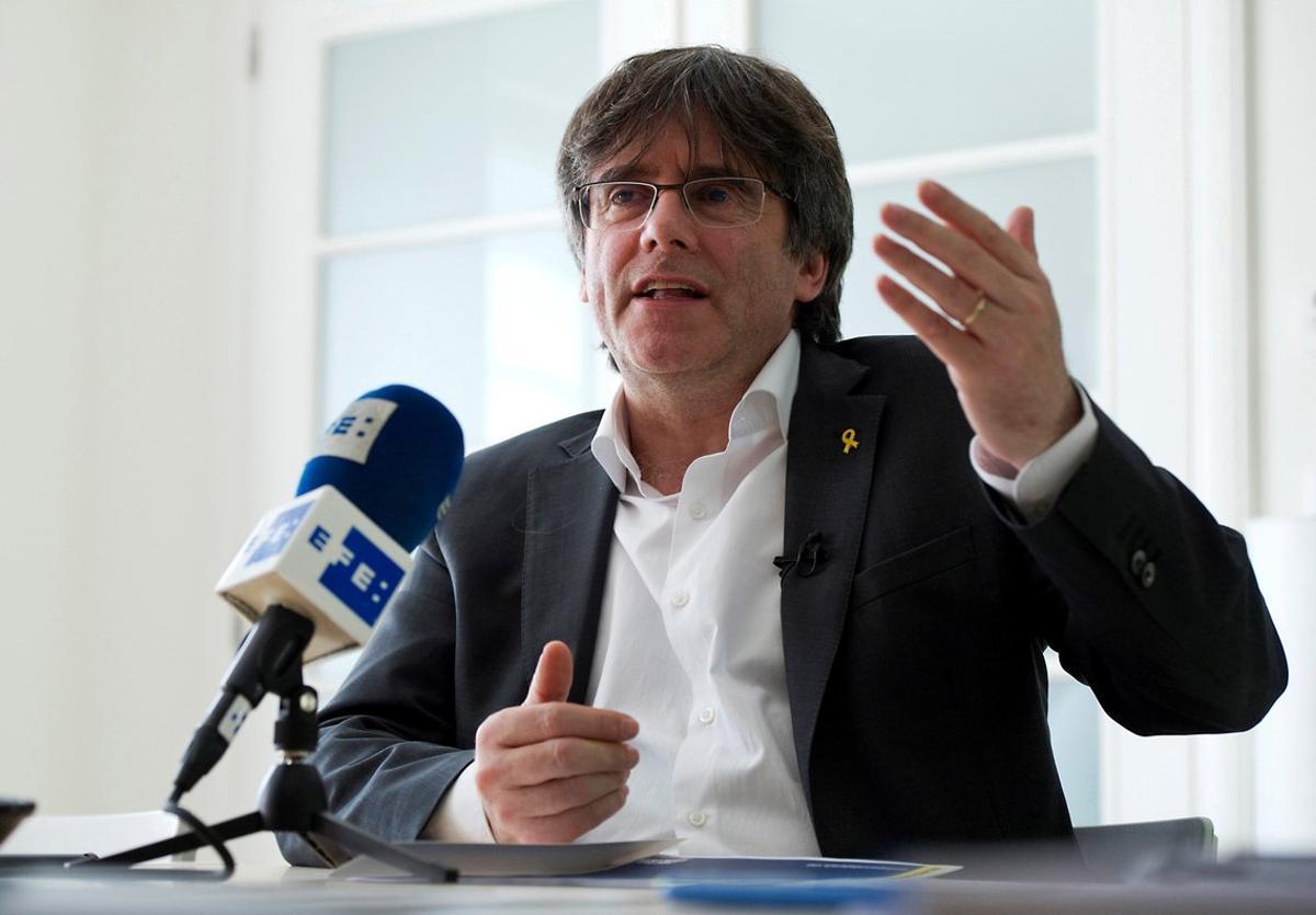 GRAF1155 WATERLOO (Bélgica), 15/4/2019.- El expresident y cabeza de lista de JxCat a las elecciones europeas, Carles Puigdemont, ha animado a Pedro Sánchez a formar un Gobierno de coalición con Unidas Podemos, con apoyo soberanista, y se ha mostrado dispuesto a ofrecer estabilidad si se abre a negociar un referéndum en Cataluña.Dentro del ciclo de entrevistas de Efe a candidatos al Parlamento Europeo para las elecciones del 26M, Puigdemont ha subrayado que, como concepto político, JxCat siempre se ofrece a ayudar a la estabilidad política donde haga falta, una predisposición que vale para España, para Europa, para Cataluña o para los ayuntamientos. EFE/Horst Wagner