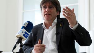 GRAF1155 WATERLOO (Bélgica), 15/4/2019.- El expresident y cabeza de lista de JxCat a las elecciones europeas, Carles Puigdemont, ha animado a Pedro Sánchez a formar un Gobierno de coalición con Unidas Podemos, con apoyo soberanista, y se ha mostrado dispuesto a ofrecer estabilidad si se abre a negociar un referéndum en Cataluña.Dentro del ciclo de entrevistas de Efe a candidatos al Parlamento Europeo para las elecciones del 26M, Puigdemont ha subrayado que, como concepto político, JxCat siempre se ofrece a ayudar a la estabilidad política donde haga falta, una predisposición que vale para España, para Europa, para Cataluña o para los ayuntamientos. EFE/Horst Wagner
