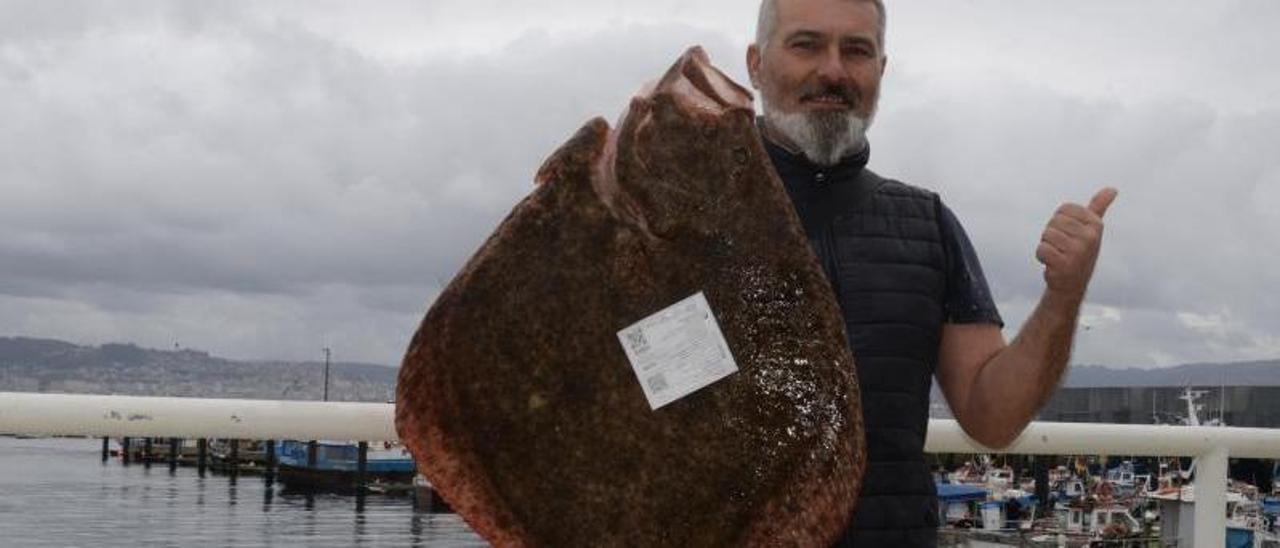 Un rodaballo de 10 kilos en Cangas. | GONZALO NÚÑEZ