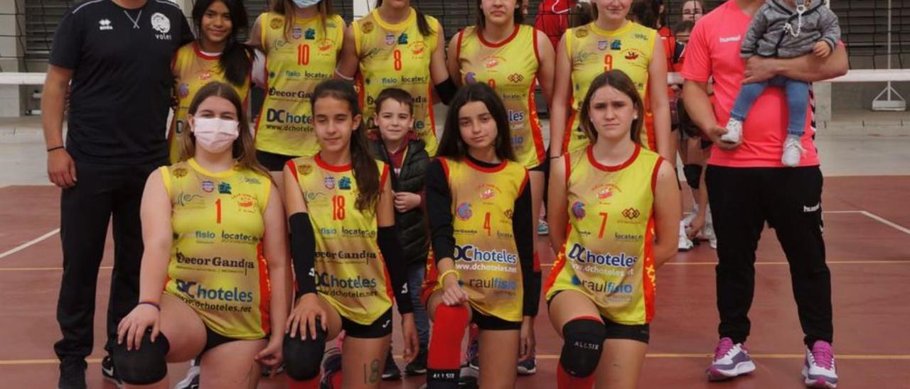 Equipo y técnicos del Decorgandia de voleibol. | LEVANTE-EMV