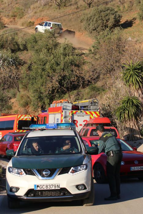 Dispositivo de rescate para el niño de dos años que ha caído por un pozo de 150 metros en Totalán.