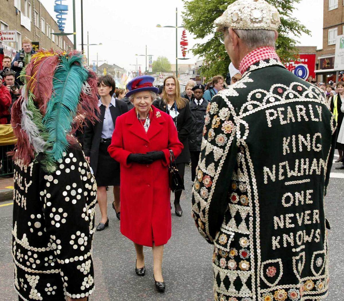 La reina Isabel, en las calles de Londres, durante las celebraciones del Jubileo de Oro, en mayo de 2002.