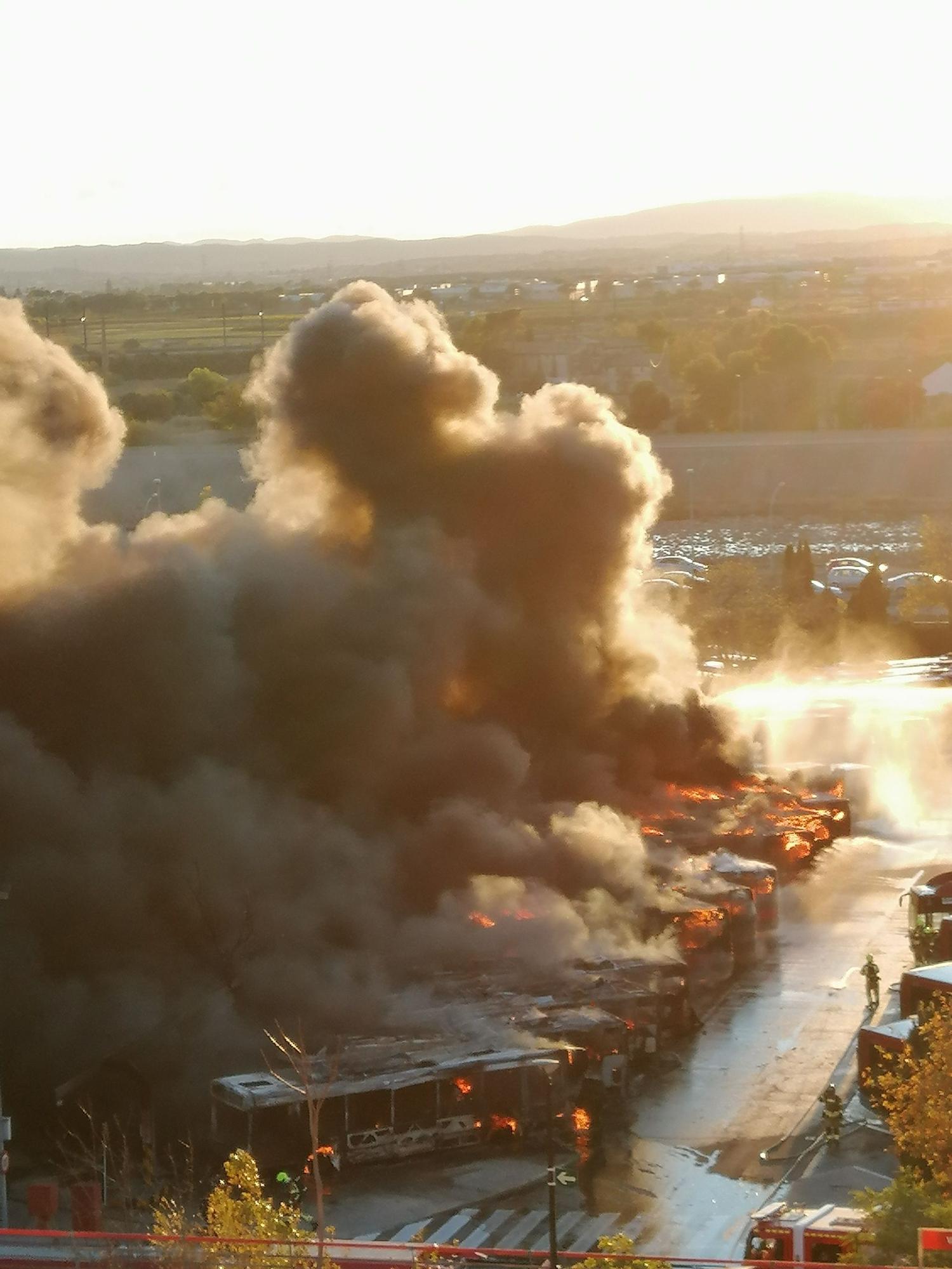 Incendio en València: las espectaculares llamas de la EMT