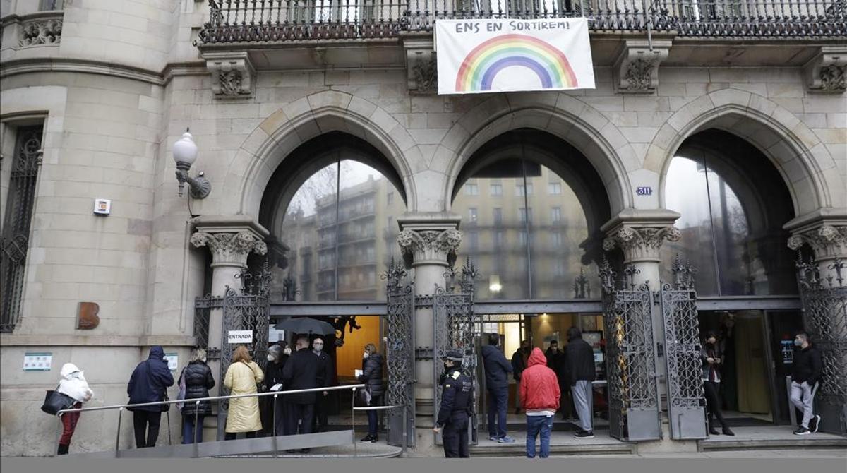 Colas en un colegio electoral del Eixample.