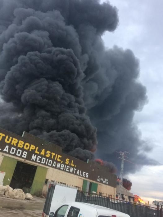 Aparatoso incendio de plásticos en Fuente Álamo