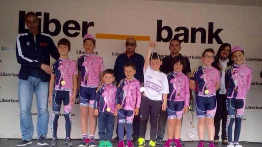 La escuela del Cyclea, en el podio de la Vuelta a Asturias.