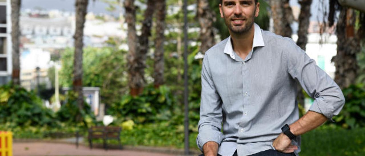 El especialista Fernando Acosta posa en el Parque de la Música, junto a la Fuente Luminosa.