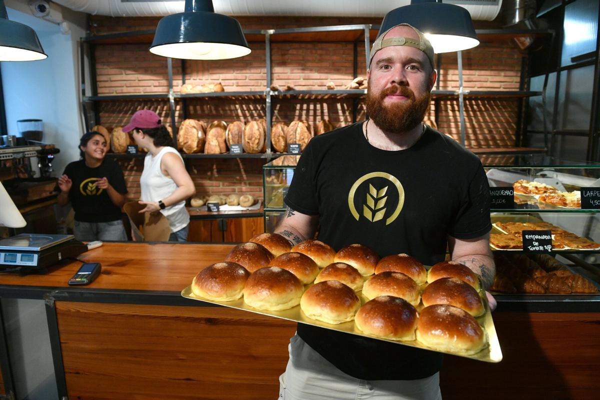 Luis Rivas, posando con sus 'panquemaos', la receta del Levante que ha exportado a A Coruña.
