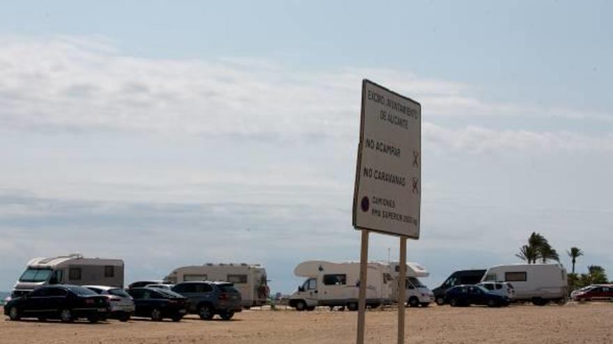 El cartel de prohibido caravanas a tan solo unos metros de la zona ocupada por estos vehículos.