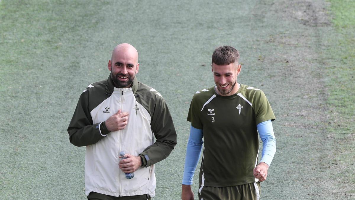 Claudio Giráldez conversa con Mingueza durante el entrenamiento matinal de ayer en Afouteza.