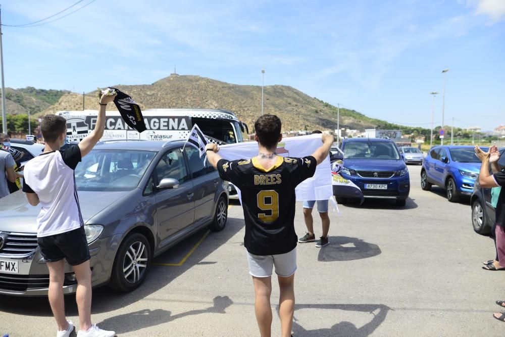 La afición del FC Cartagena despide al equipo