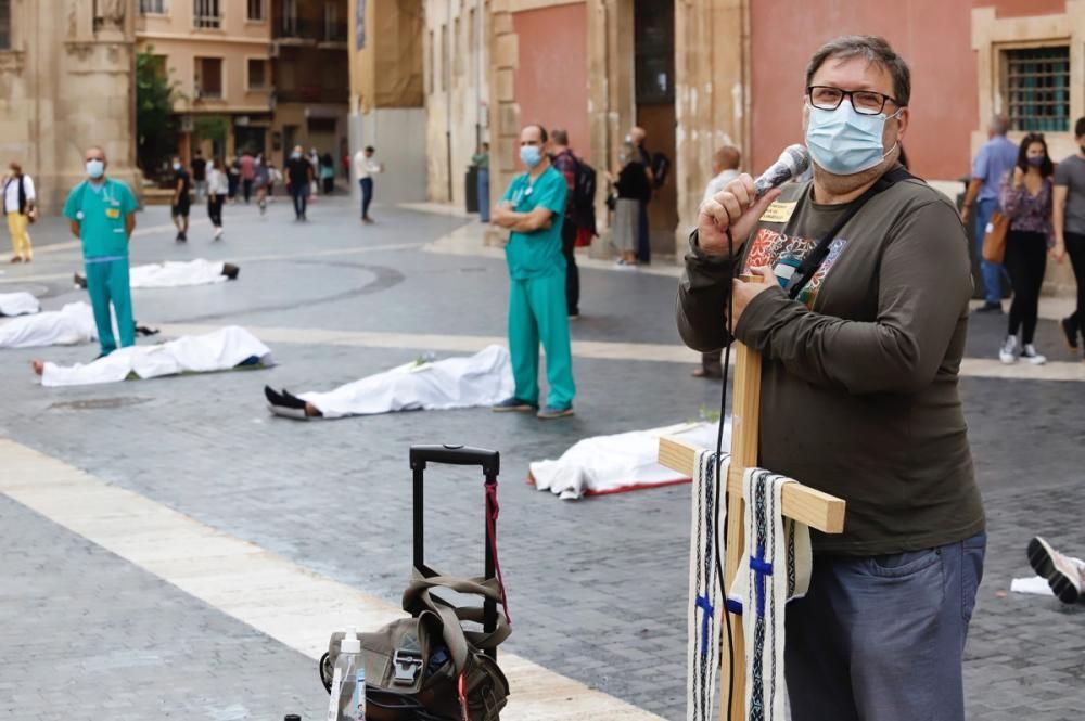 Las 'victimas' de la crisis climática, exhibidas en Murcia