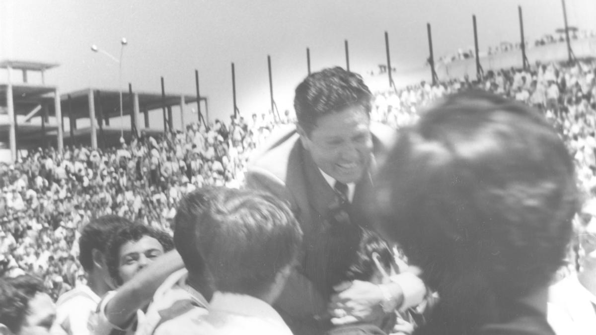 El técnico José Juncosa, a hombros de aficionados tras la victoria ante el Hércules con la que el Córdoba CF retornaba a Primera en 1971.