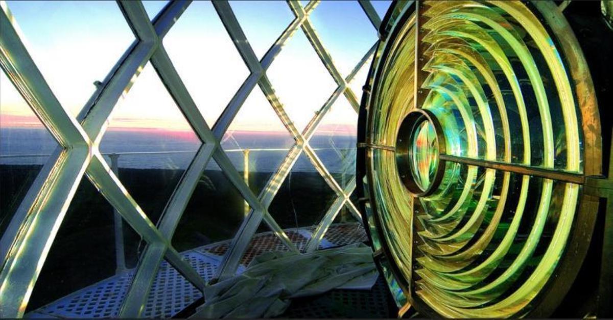 El interior de la torre donde se encuentra la linterna del faro de la isla de Ons.   | // TURISMO.GAL