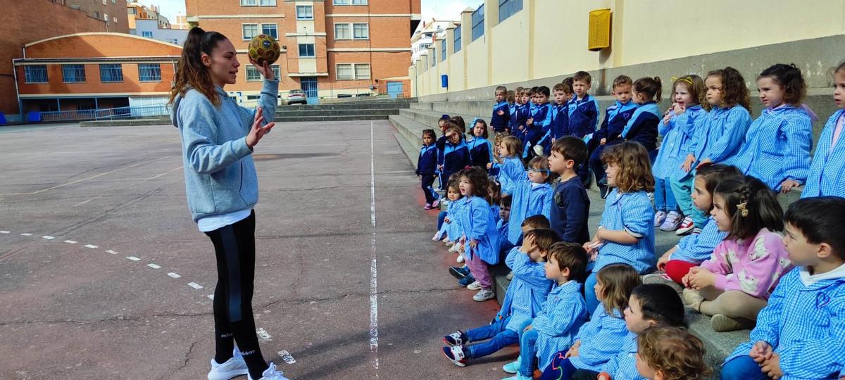O'Mullony da explciaciones de juego a los pequeños del Sagrado Corazón de Jesús