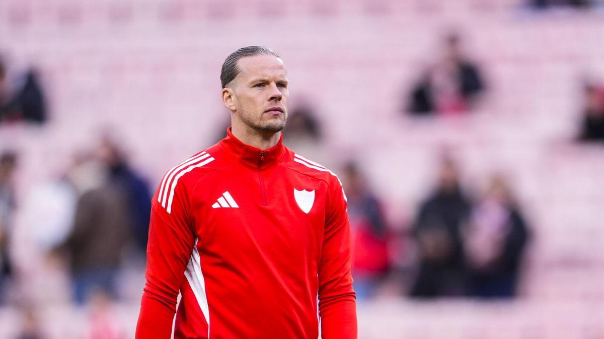Orjan Nyland, en el calentamiento de un partido del Sevilla FC esta temporada