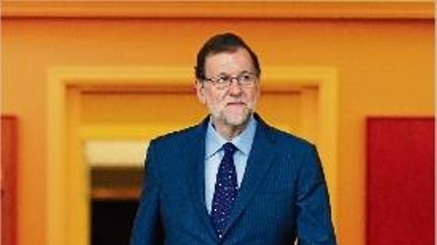 Mariano Rajoy passeja per la Moncloa.