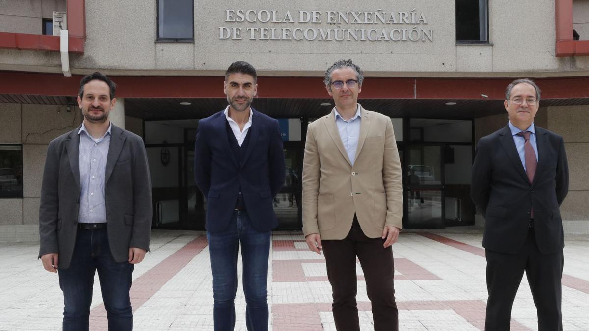 Felipe Gil, Miguel Álvarez,Antonio Eduardo Fernándezy Francisco Sánchez, ayer,en la entrada de la Escuelade Telecomunicación.