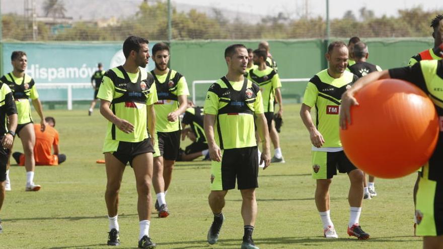 Los jugadores del Elche durante un entrenamiento