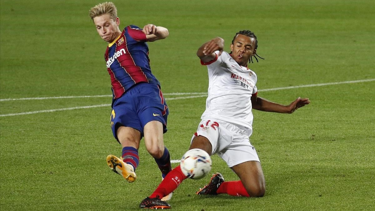 Frenkie de Jong remata ante la oposición de Jules Koundé en el Barça-Sevilla del Camp Nou.