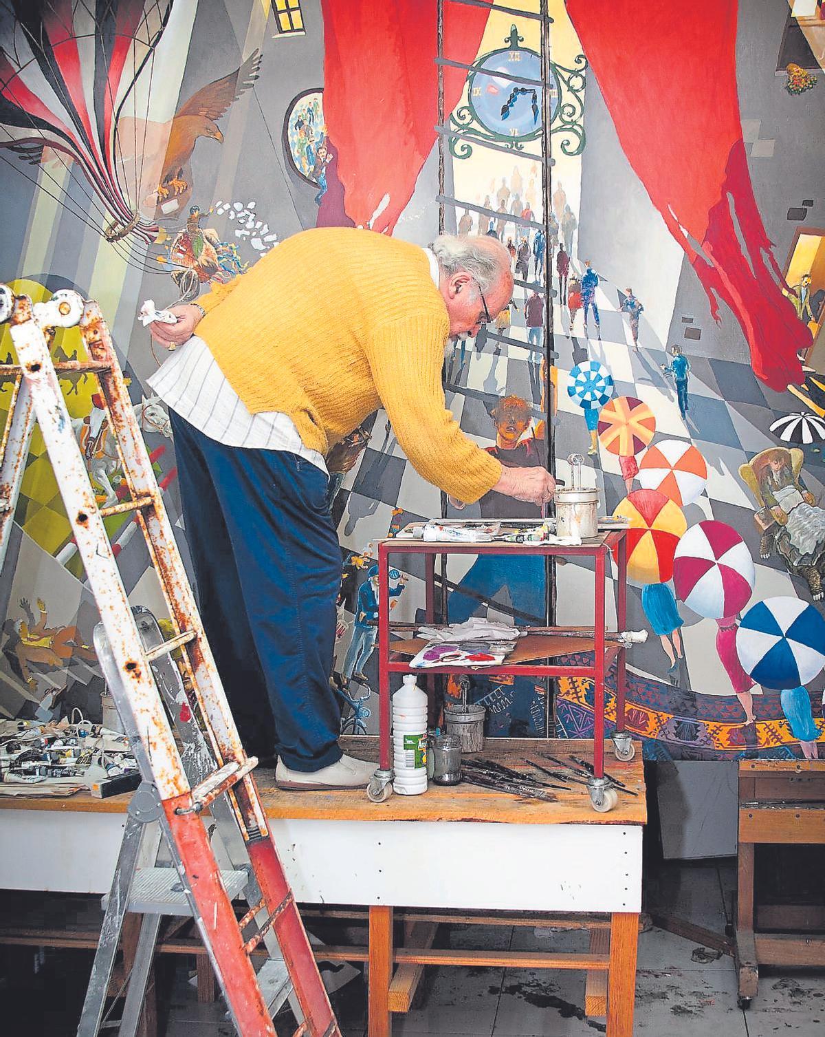 Alberto Manrique, en su estudio.