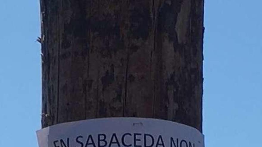 Cartel de protesta por no tener mesa electoral en Sabaceda. // S.Á.