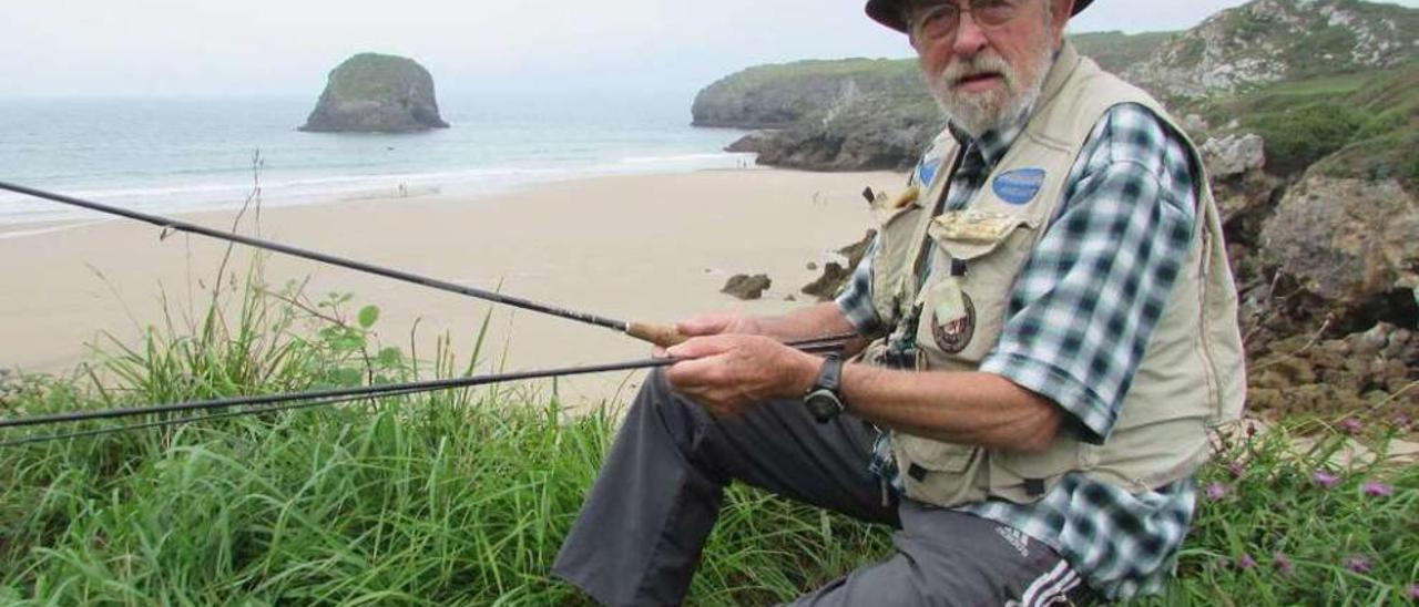 Guy Roques, en Celoriu, con la playa de Troenzo al fondo.