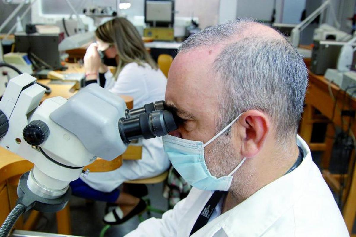 EL PULIDO DE LAS PIEZAS SE REALIZA HOY CON MAQUINARIA ESPECIALIZADA.