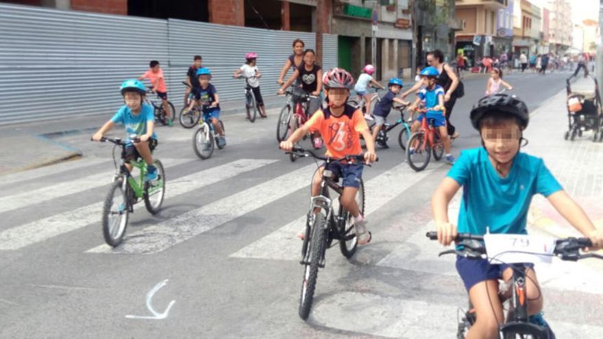 Los niños pueden montar en bicicleta sin peligro por el centro