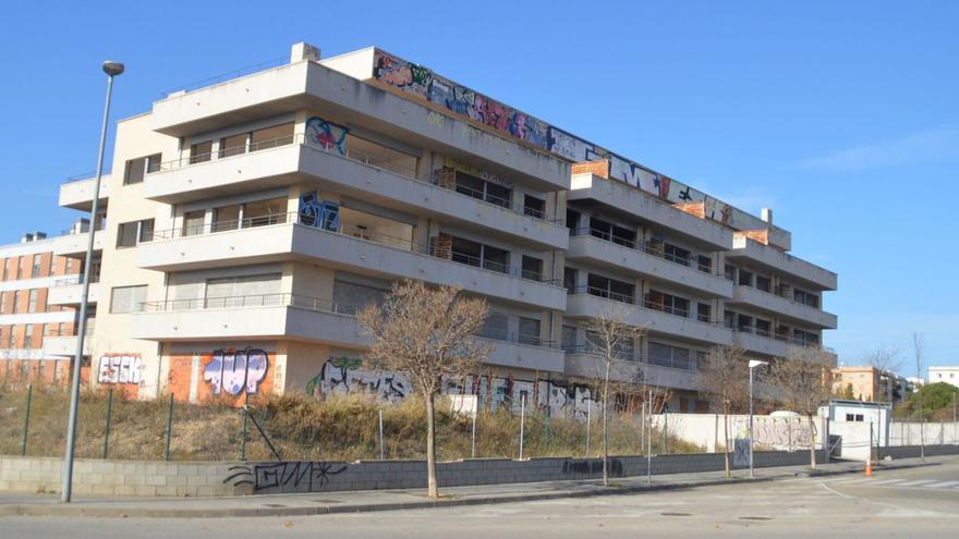 Una empresa de Figueres acabarà l’edifici conflictiu del carrer Ponent