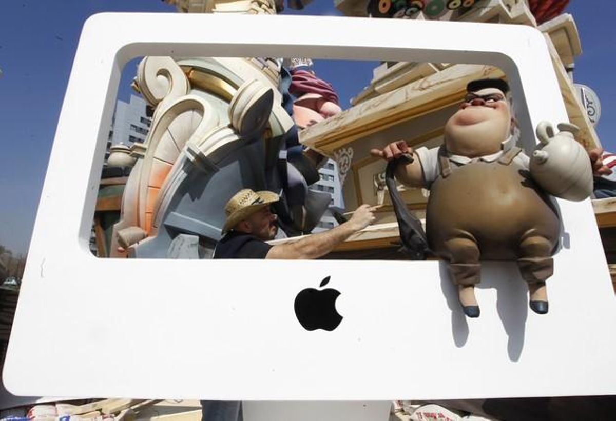 Una representació d’un iPod a les falles de València.