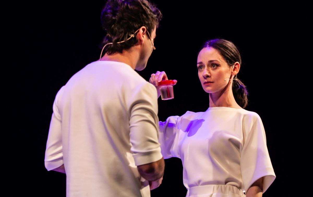 Itzan Escamilla y Elena Rivera en 'El efecto'.